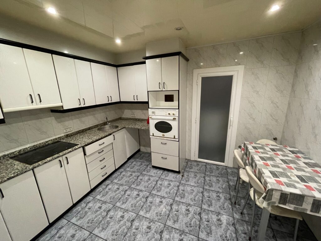 Amplia cocina lista para vender piso en Barcelona