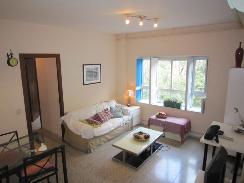 Luminoso salón en piso en venta, ideal para vender piso en Barcelona