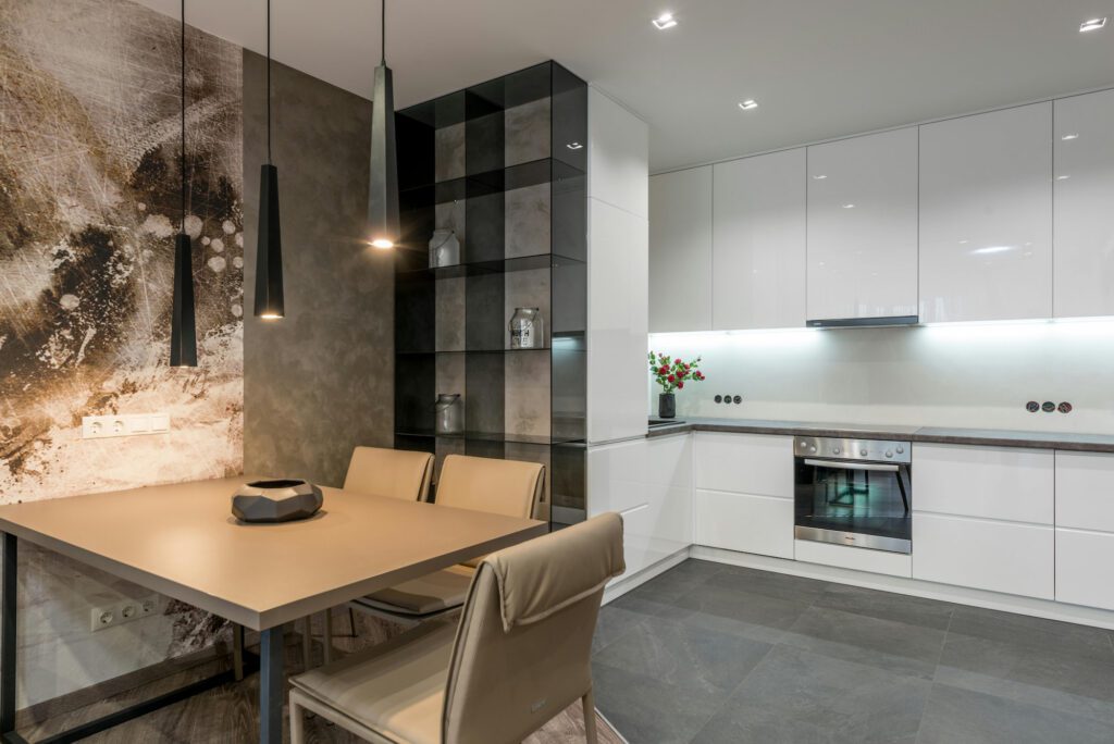 Comedor con vista a la cocina. Valora tu hogar con una tasación online rápida y precisa