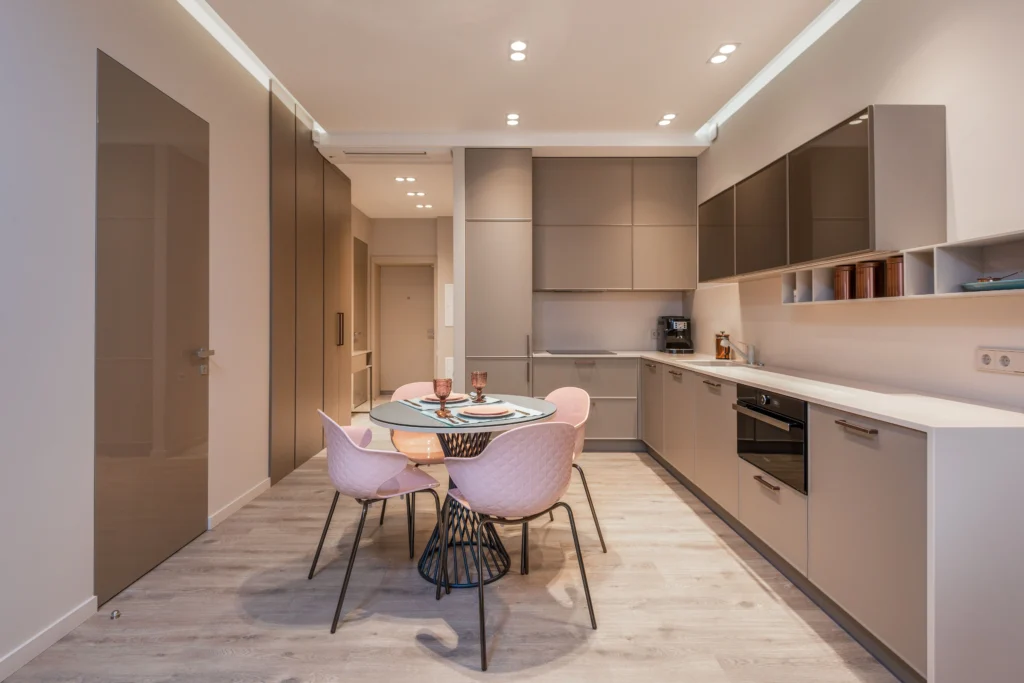 Cocina con zona de comedor en una vivienda, comprar piso en Inmobiliaria en Barcelona