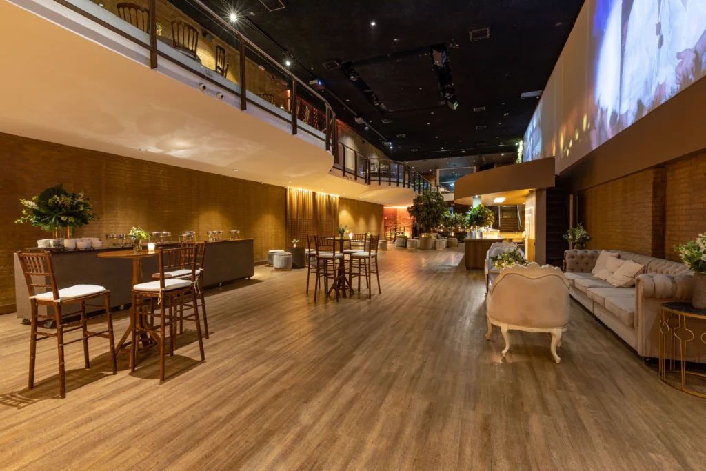Local comercial con mesas y barra en traspaso en Inmobiliaria en Barcelona