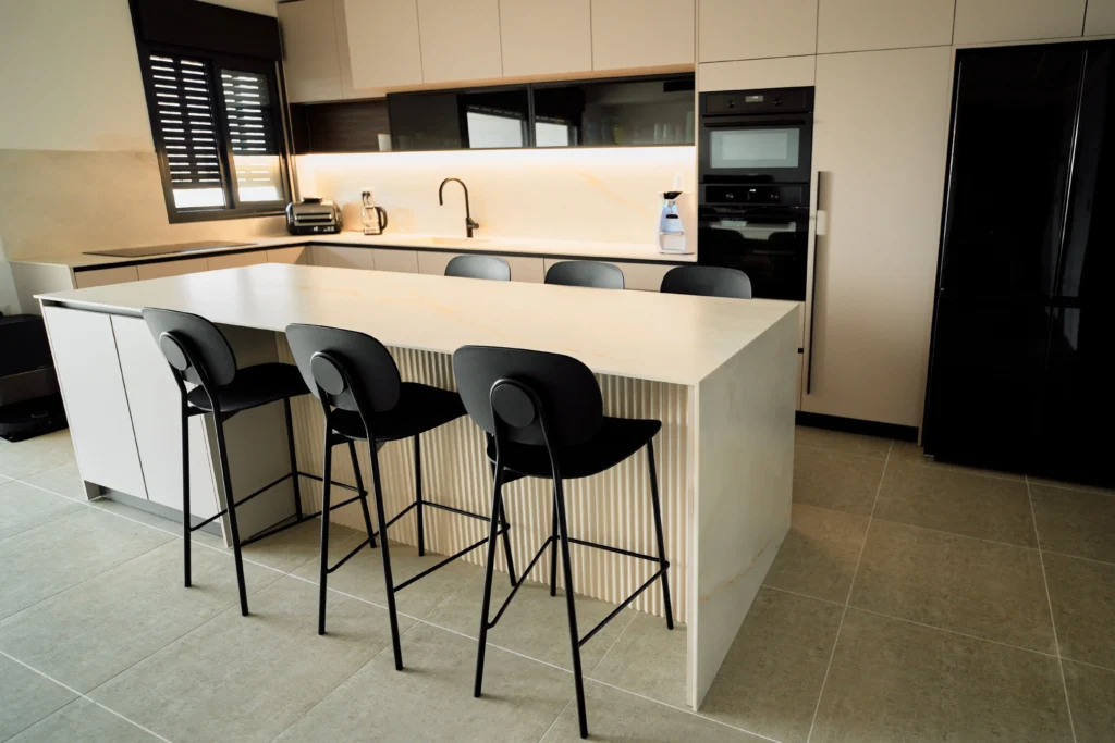 Cocina con isla y taburetes, tasación de inmuebles en Inmobiliaria en Barcelona