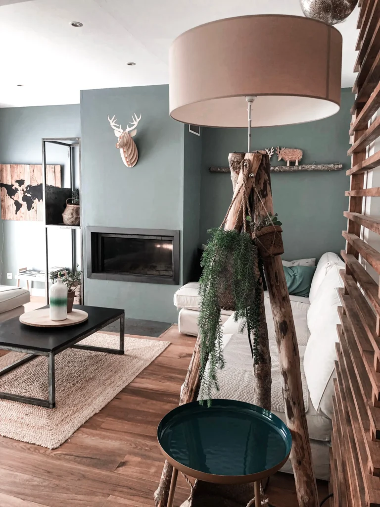 Salón con chimenea, alfombra y lámpara de pie de madera